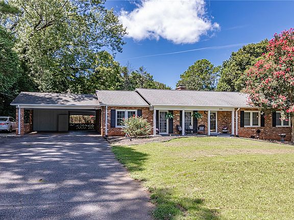 3rd image of 306 Woodfern Cir