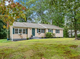 16 Oakwood Dr, Gales Ferry, CT 06335