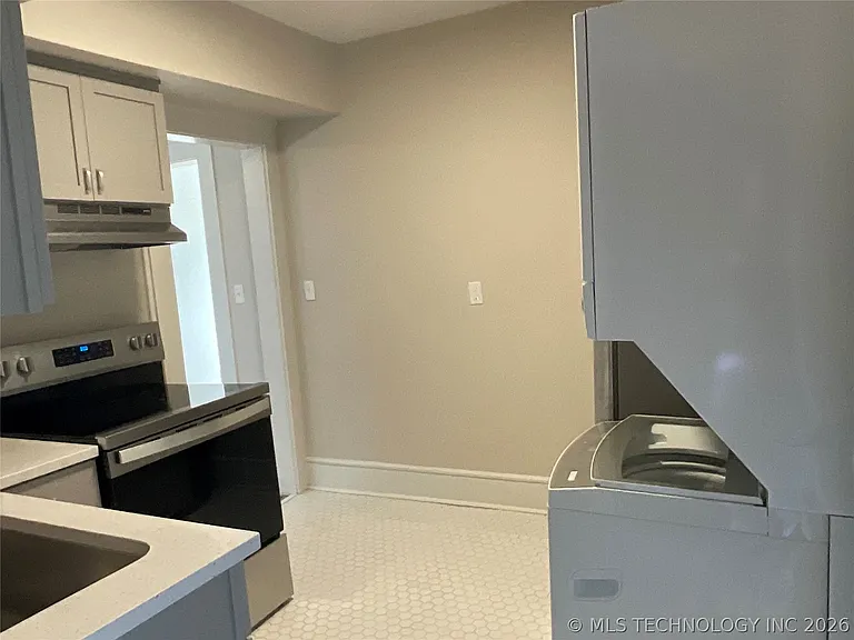 1347 E 6th St — Photo 12