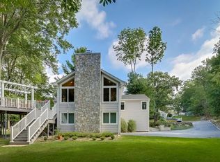 2 Dawn Ln, Airmont, NY 10901