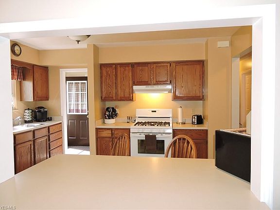 5th image of 883 Marcie Dr