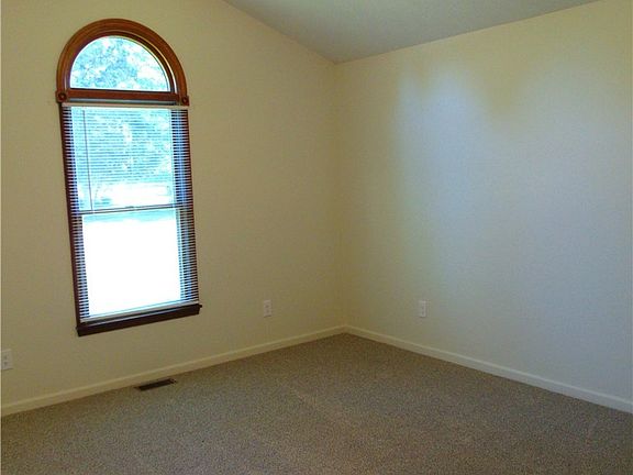 5th image of 401 Maple Hill Drive