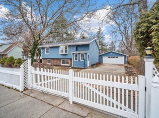 128 Chestnut Ridge Dr, Hartland, WI 53029