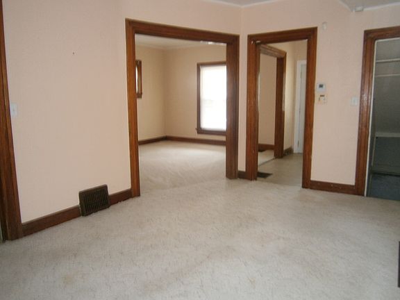 4th image of 210 Illinois Ave