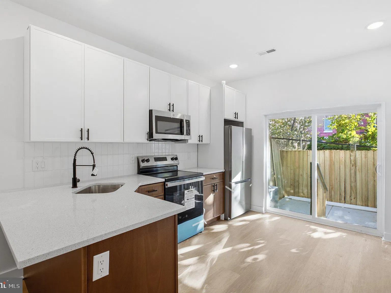 4 bed, 3.0 bath, $2,500 — Photo 1