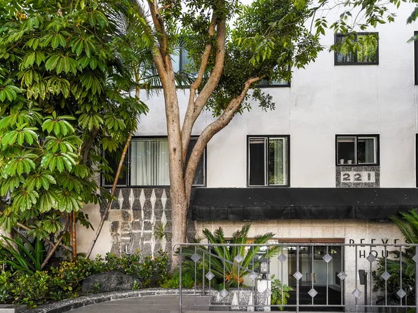 221 S Reeves Dr, Beverly Hills, CA 90212