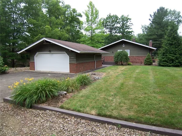 2420 Plum Creek Dr, Rock Creek, OH 44084