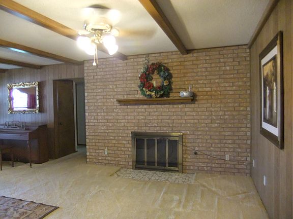 Family Room w/fireplace