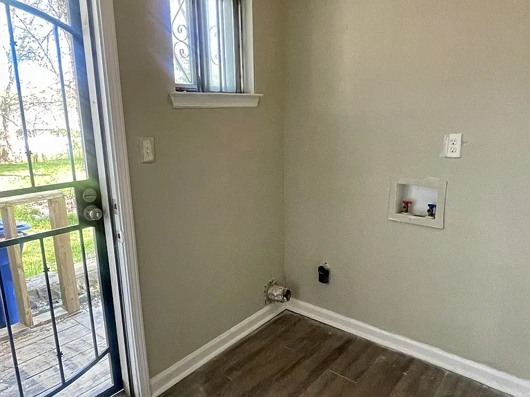 1210 Sheridan Ave — Photo 8