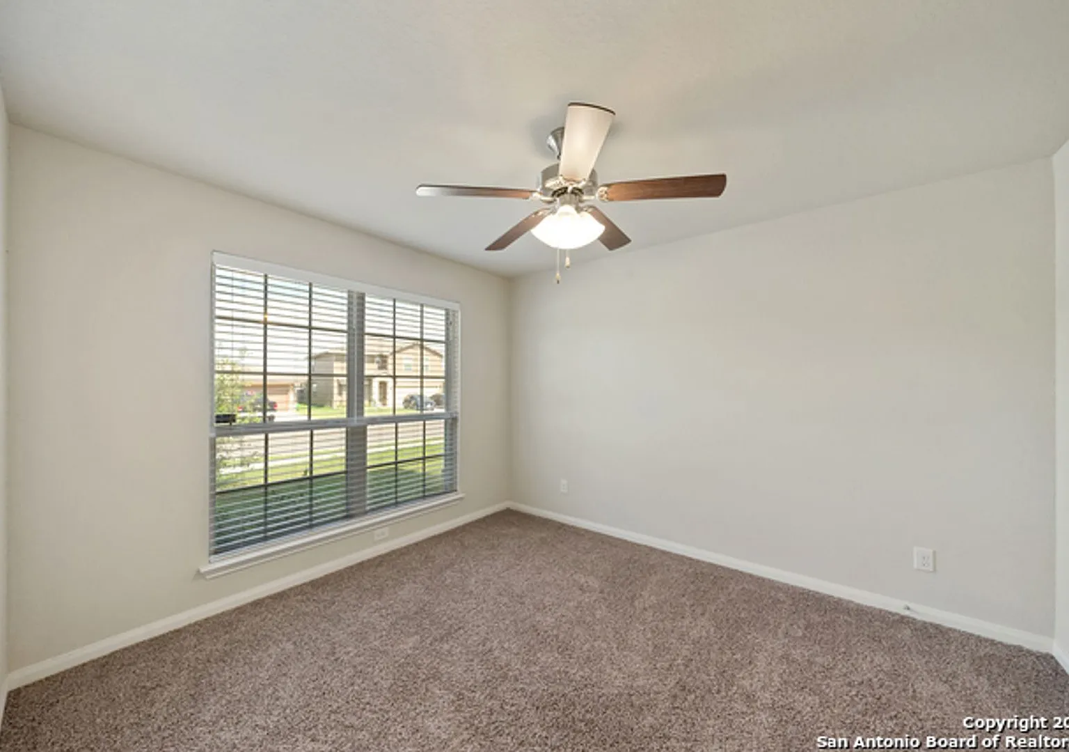 4 Bedroom/2.5 Bath Mesa Creek Subdivision — Photo 3