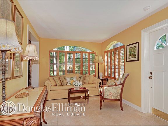 4th image of 319 Seaspray Ave