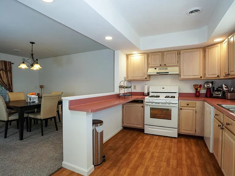 900 Skyview Dr — Photo 6