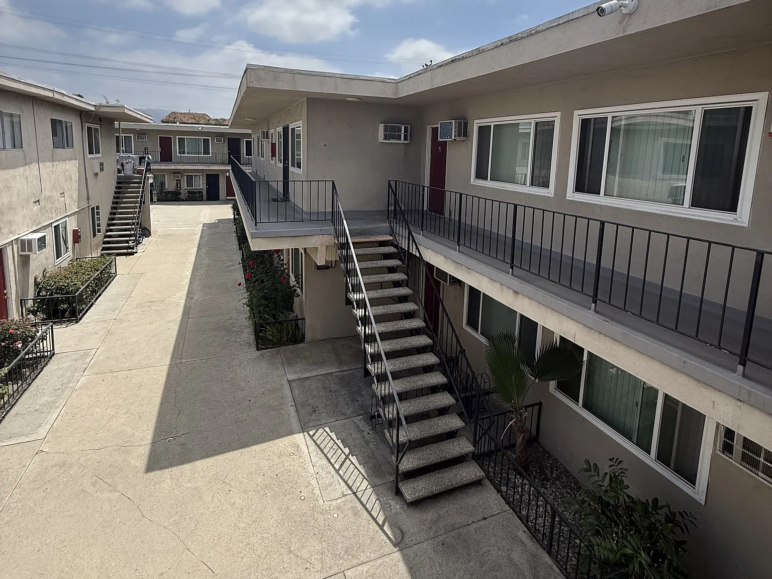 Lankershim — Photo 2