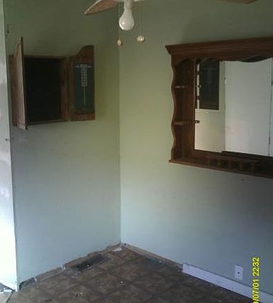 4th image of 823 Maltby St