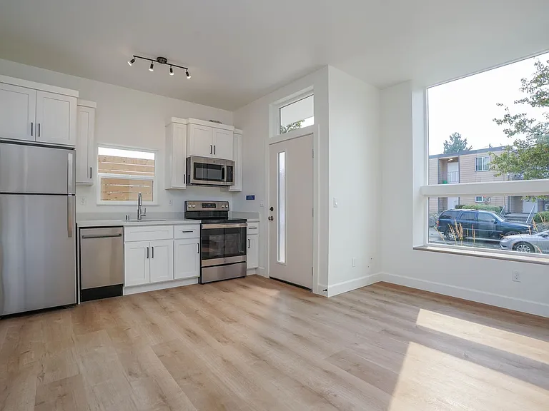 641 N. Fife St — Photo 8