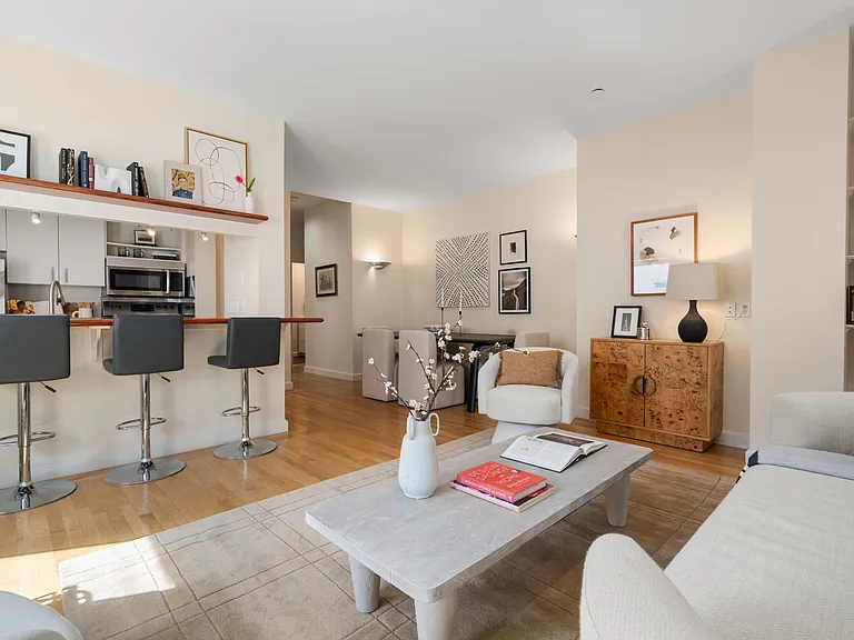 2 Clarendon St #302 — Photo 10