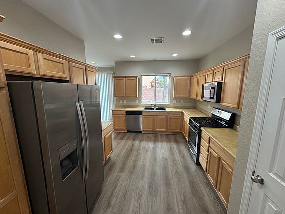 5th image of 2924 Dotted Wren Ave