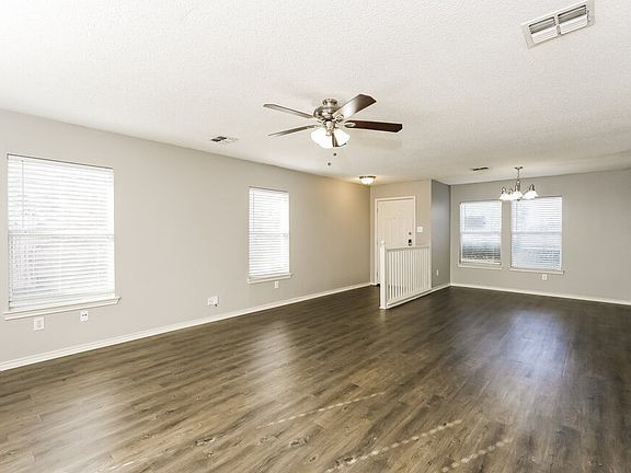 4th image of 320 Capricorn St