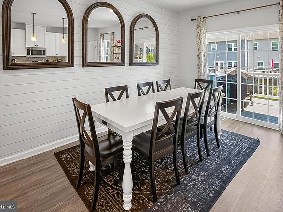 5th image of 607 Evelyn Way