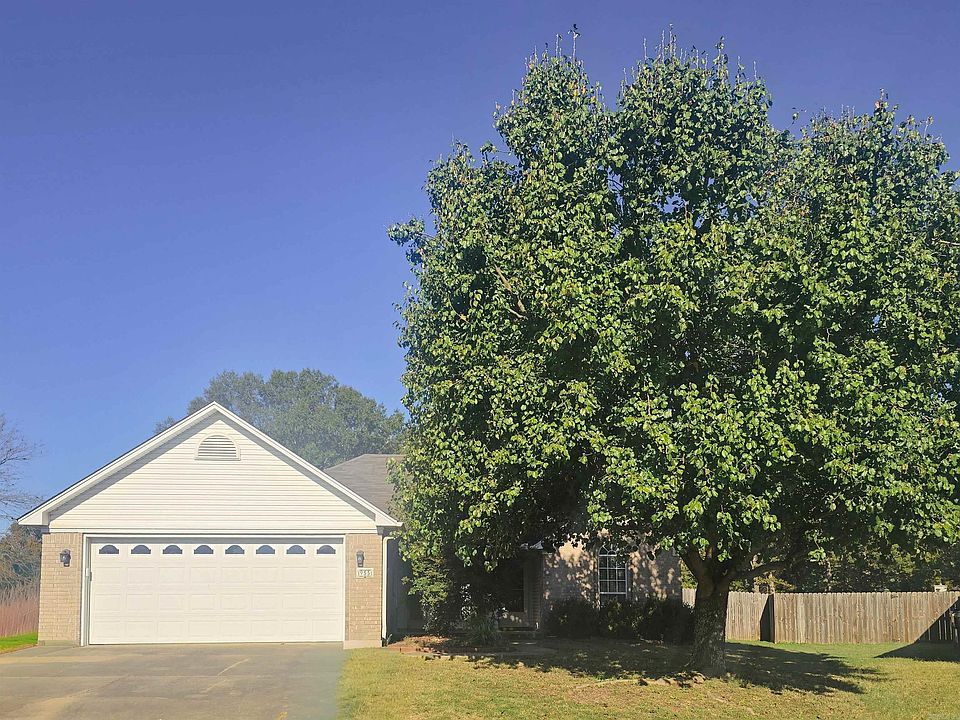 1st image of 955 Woodard Dr