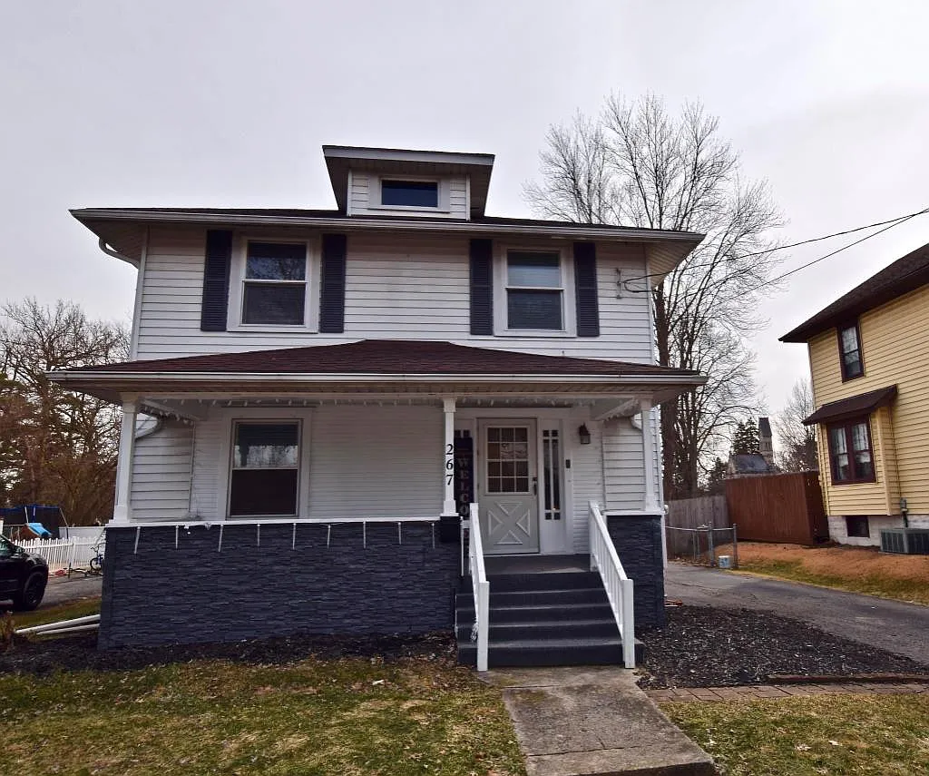 267 E Walnut St photo 1