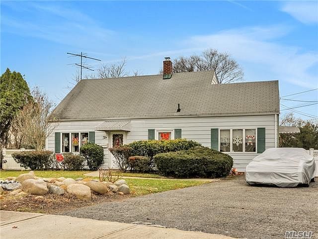 1st image of 10 Clay Ln