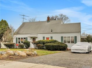 10 Clay Ln, Levittown, NY 11756