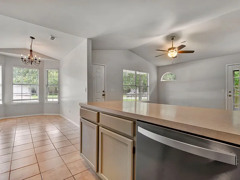 1511 N Greenleaf Dr — Photo 10