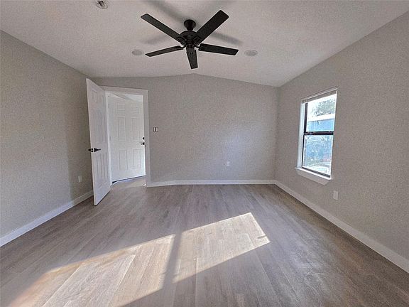 5th image of 310 Paddock St #3
