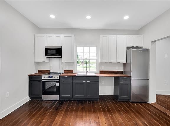 2nd image of 216 Eliza St