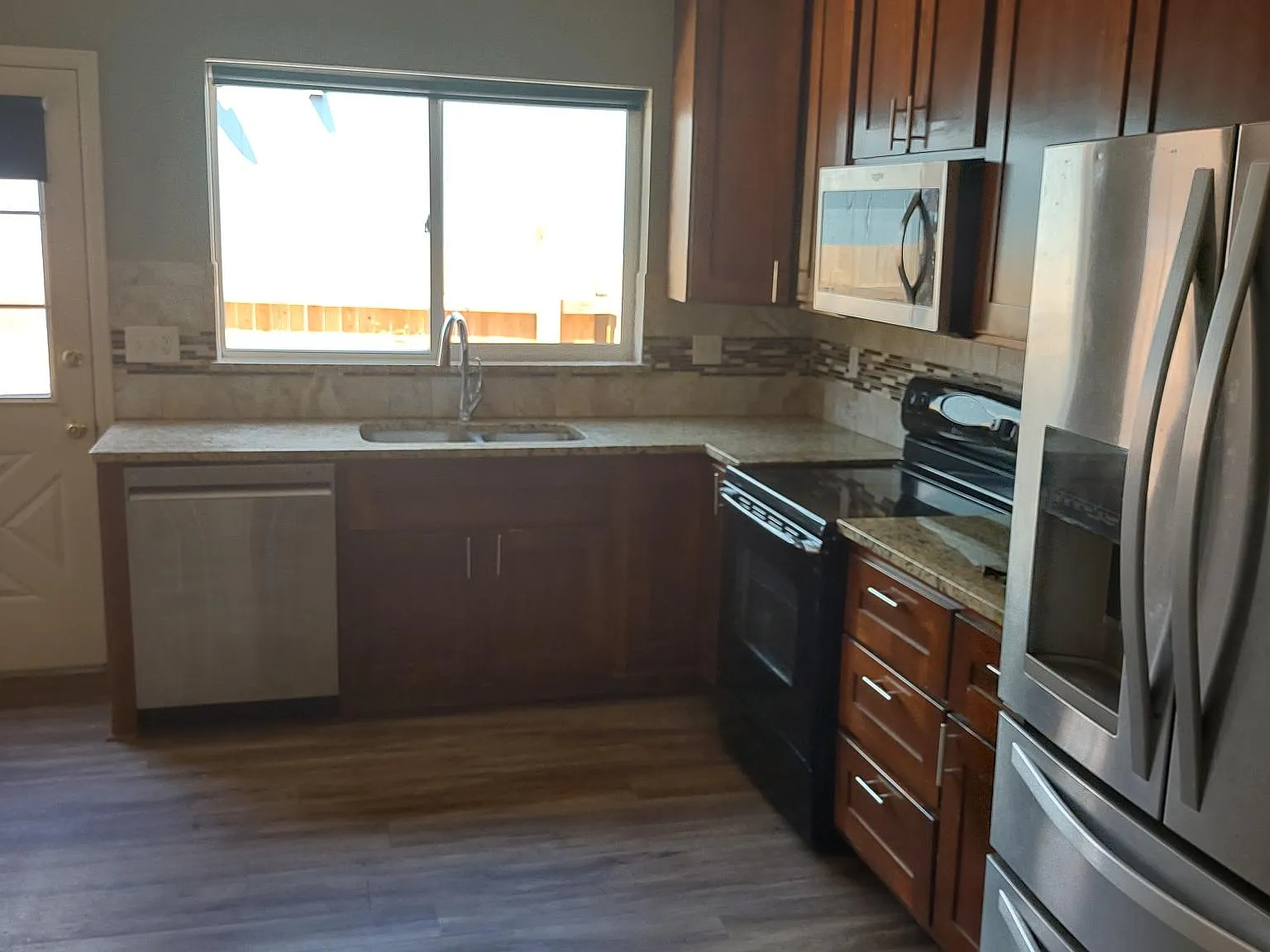 3 bed, 1600 sqft, $3,000 — Photo 2