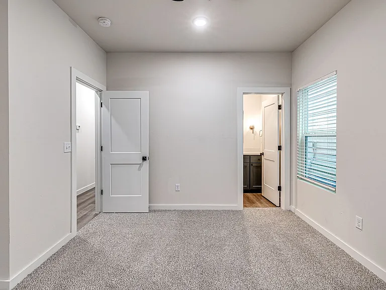 616 W 2nd St #100 — Photo 22