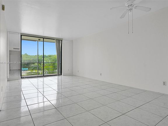 4th image of 2935 NE 163rd St APT 4B