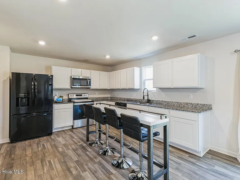 1253 Manor Dr — Photo 15
