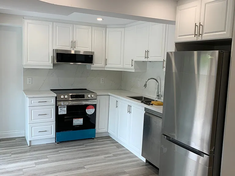 1290 Duignan Cres #LOWER — Photo 7