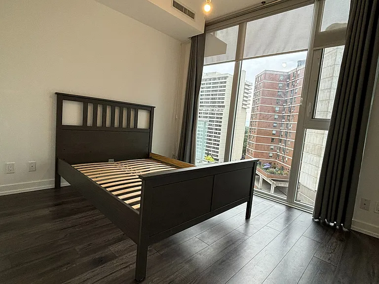 33 Helendale Ave W #811 — Photo 3