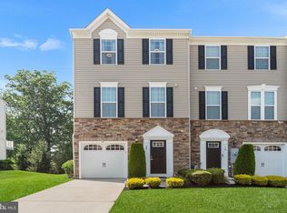 20 Village Green Ln, Sicklerville, NJ 08081