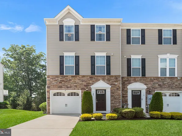 20 Village Green Ln, Sicklerville, NJ 08081