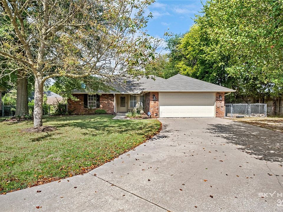 1st image of 2711 Parkwood Dr