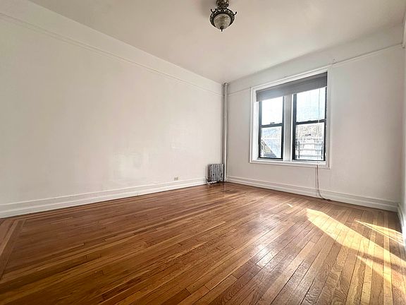 3rd image of 92 Pinehurst Ave APT 1A