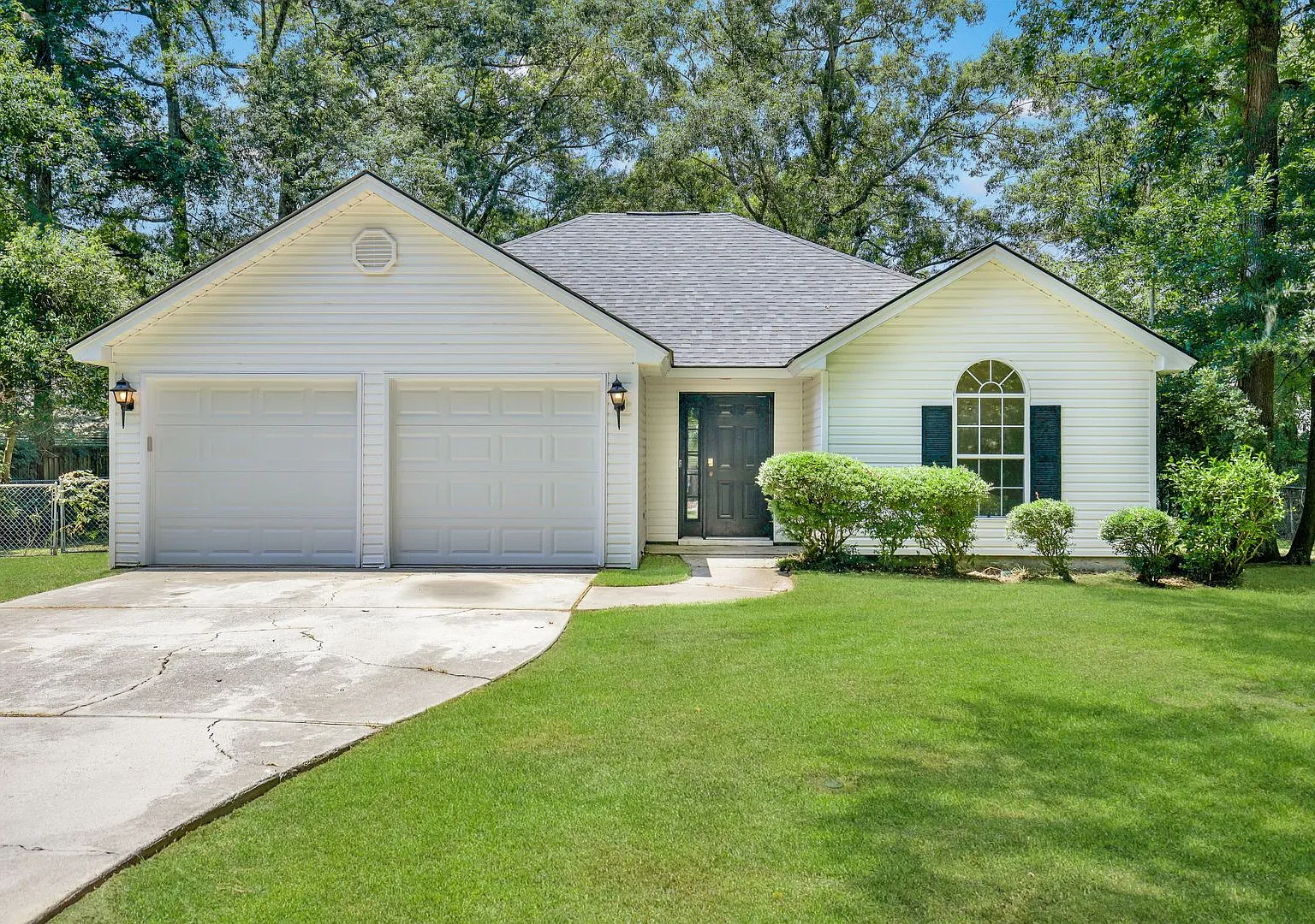 Spacious 3 Bedroom home — Photo 1