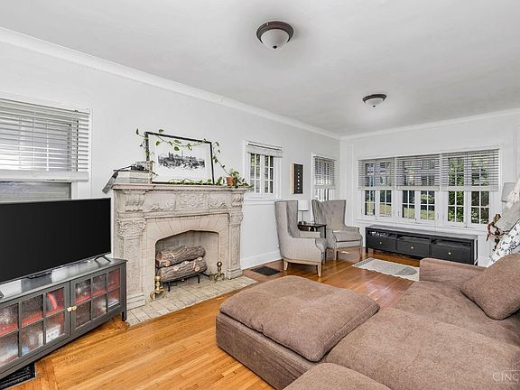 4th image of 3554 Vista Ave