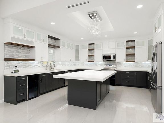 3rd image of 6926 Woodlands Ave