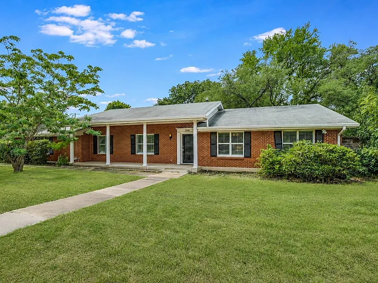 2501 Hancock Dr — Photo 2