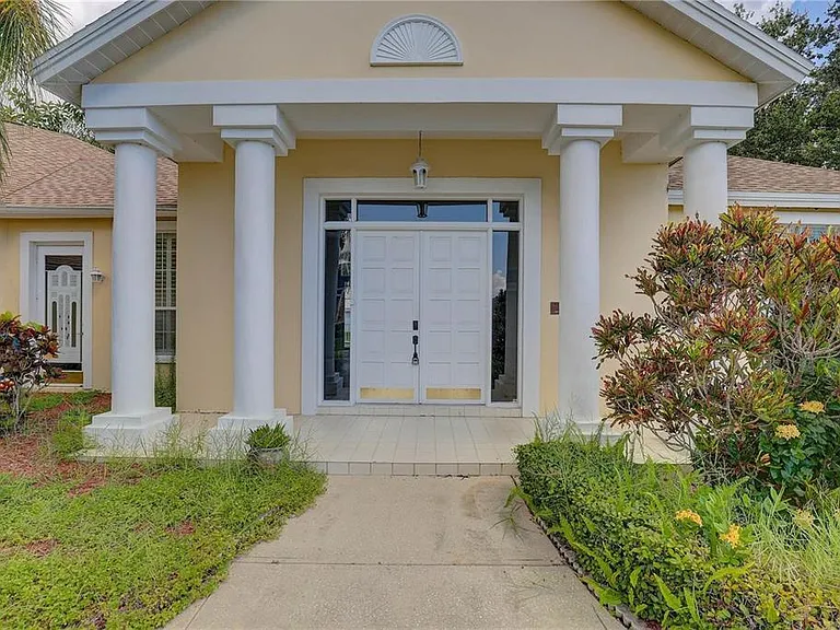 2208 Hampstead Ct — Photo 2