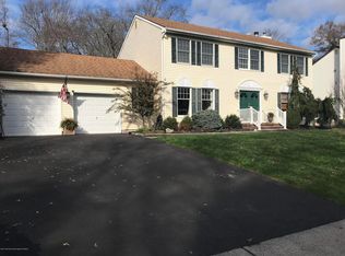 32 Ruset Ln, Farmingdale, NJ 07727