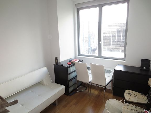 5th image of 550 W 54th St APT 25Q