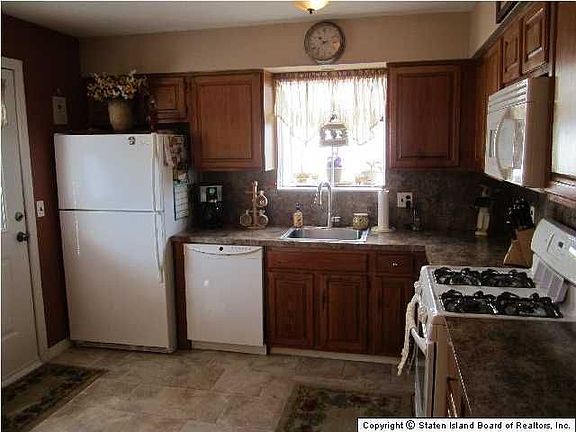 5th image of 42 Boyce Ave