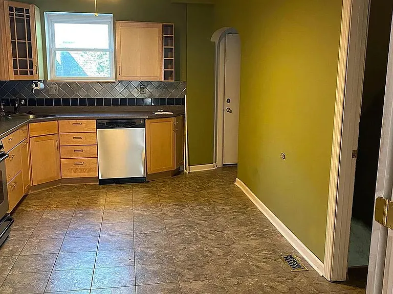 1709 Sarah St — Photo 7