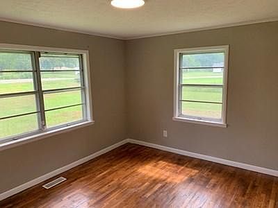 5th image of 606 Oak St